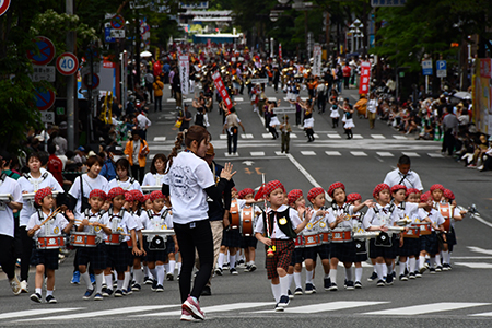 博多どんたく賞_ハーイ！手をふって…_成重紀
