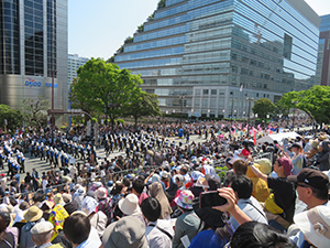 佳作_パレードと沿道の人_石橋直由